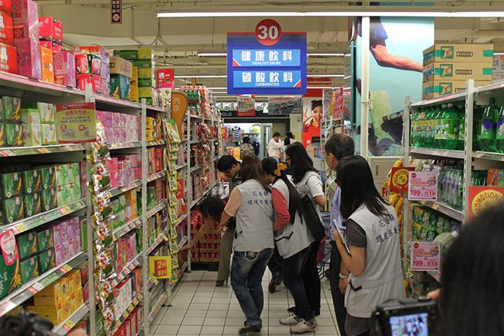 由與會記者隨機挑出禮盒，並由本局人員進行稽查